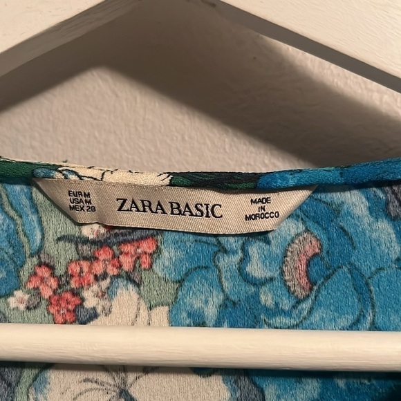 ⚡️ZARA Floral Flowing Blouse with Pearl Buttons bell sleeves SZ M (343) - Picture 6 of 8